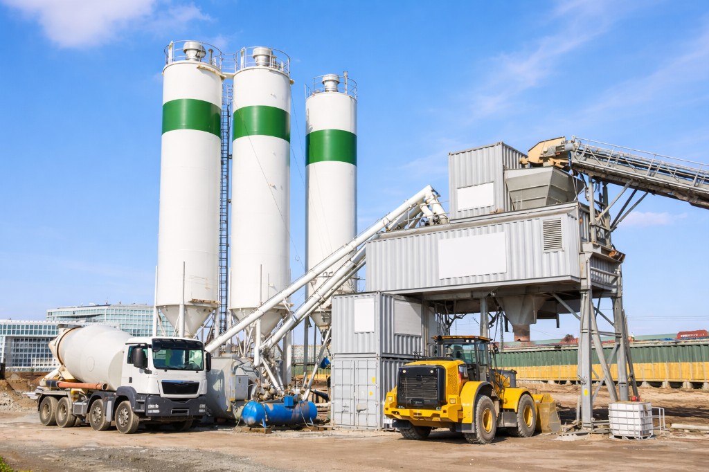 Beton santrali, silolar, transmikser ve iş makinaları