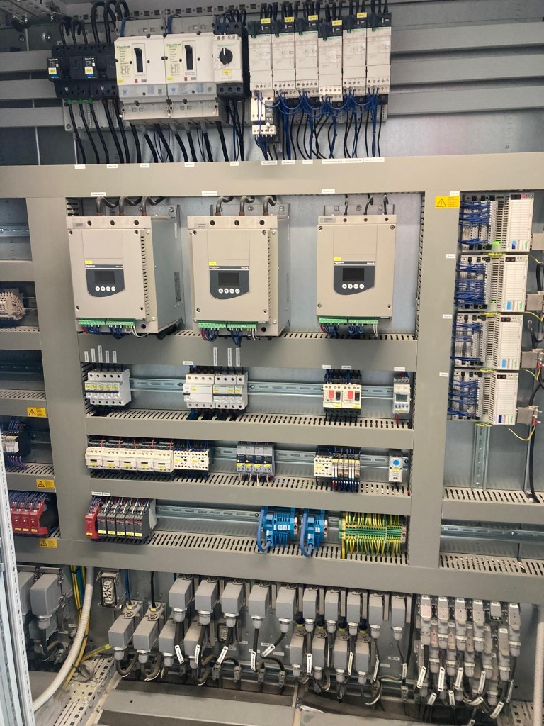 Schneider Electric PLC ve sürücülerle dolu kumanda panosu