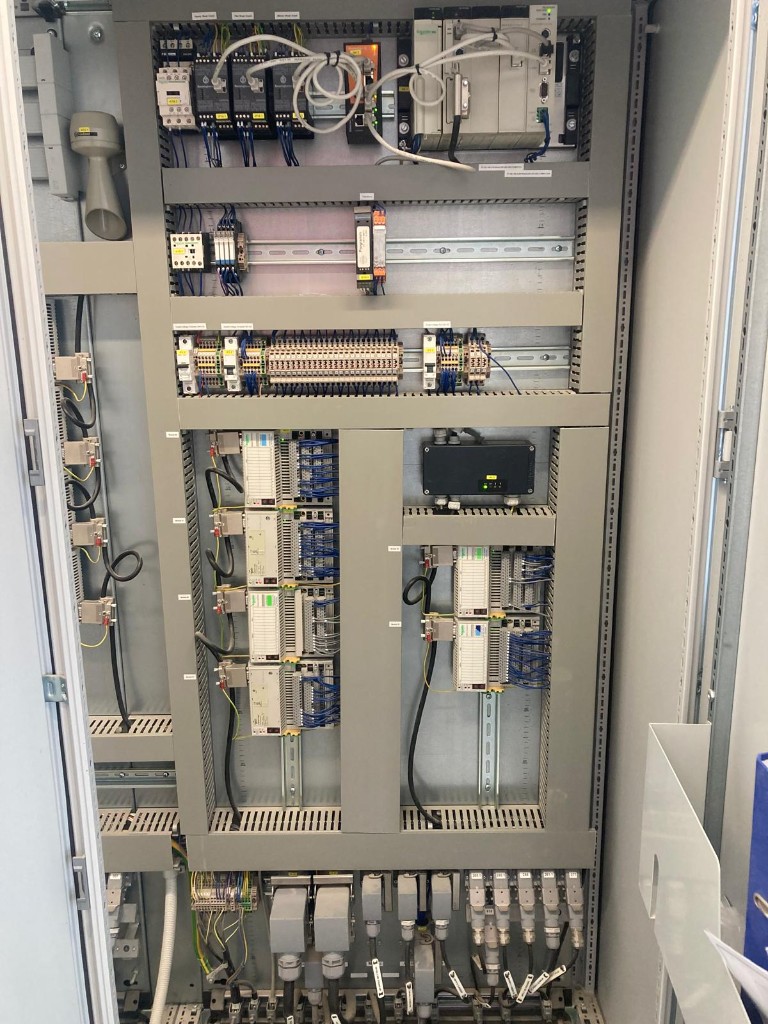 Otomasyon dolabı — PLC modülleri ve kablolama