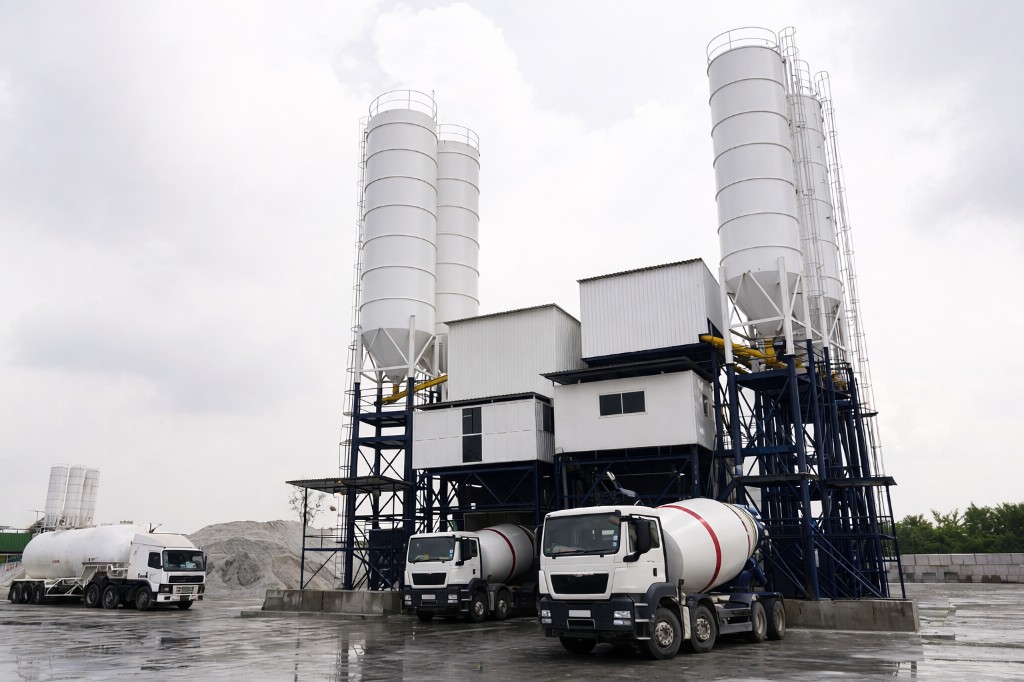 Beton santrali — silolar ve karıştırıcı hattı